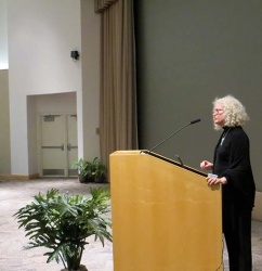 2. Kathleen Hall introducing Joan Steitz.jpg